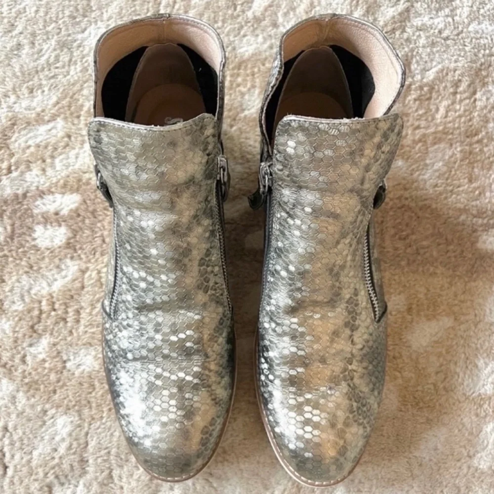 Silent D OHMY Modern Platform Wedge Bootie Sneaker Antique Gold Honeycomb Sz 41 - Picture 6 of 13